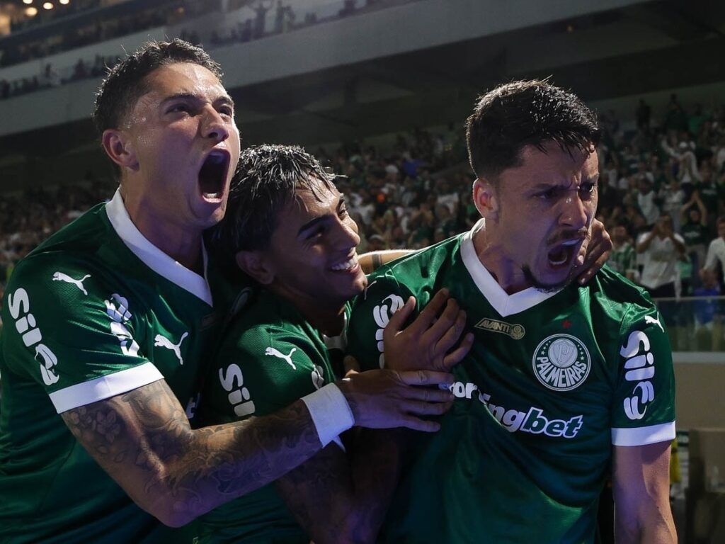 Jogadores do Palmeiras comemoram um dos gols da vitória diante do Corinthians