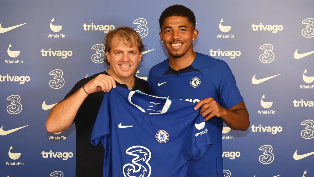 Todd Boehly e Wesley Fofana, um dos reforços contratados pelo empresário em sua era no Chelsea