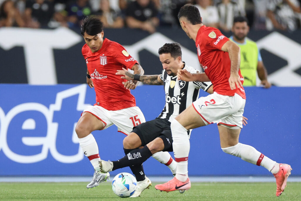 Artur teve grande desempenho e foi responsável pela maior parte das jogadas de perigo do Botafogo no primeiro tempo