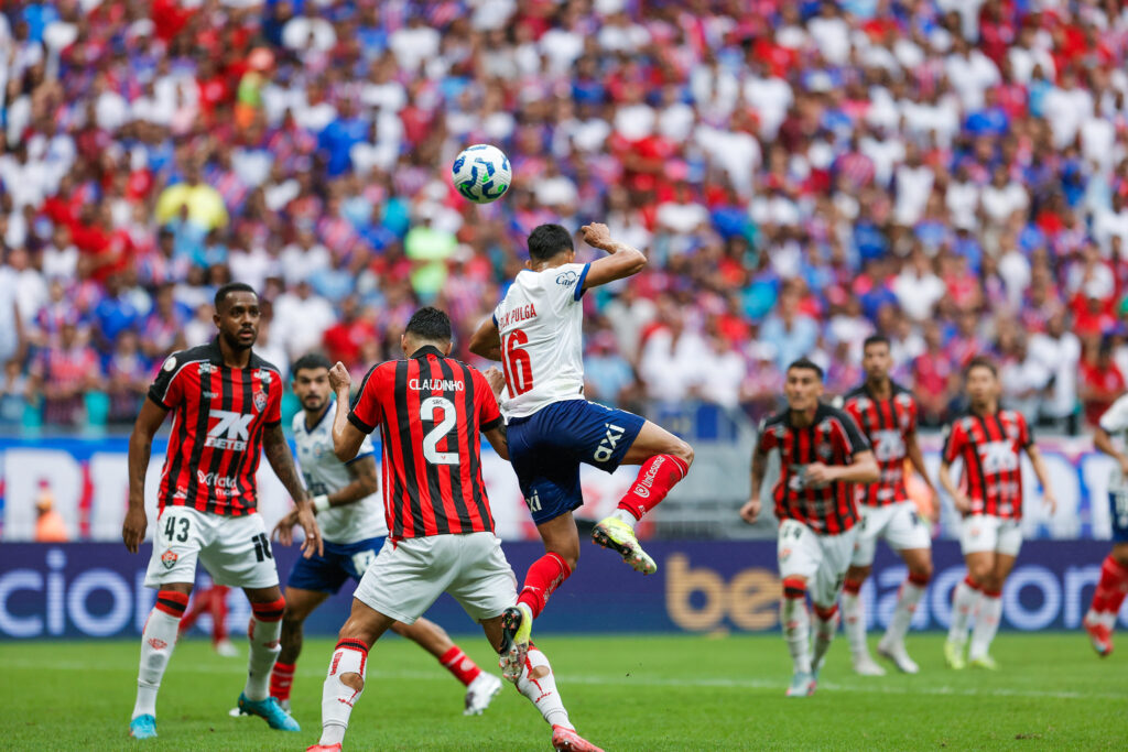 Erick Pulga subiu mais que os defensores e abriu o placar para o Bahia