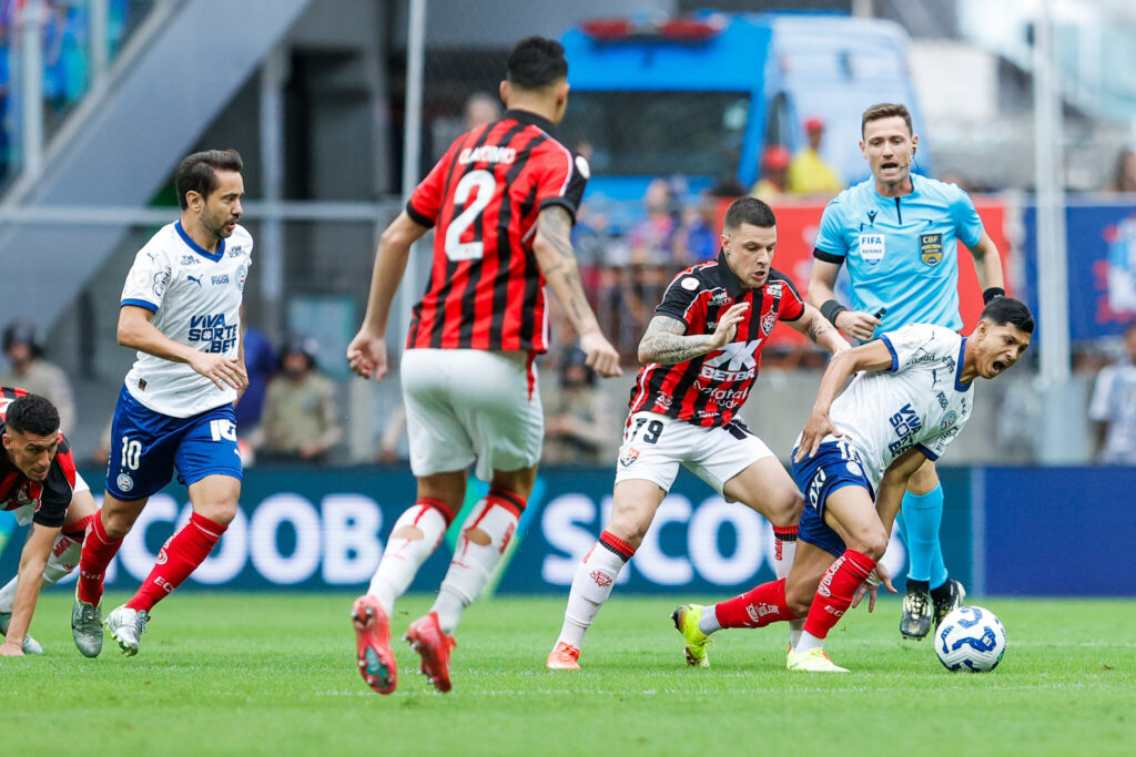 Autor do gol de empate, Renato Kayser disputa bola com Erick Pulga