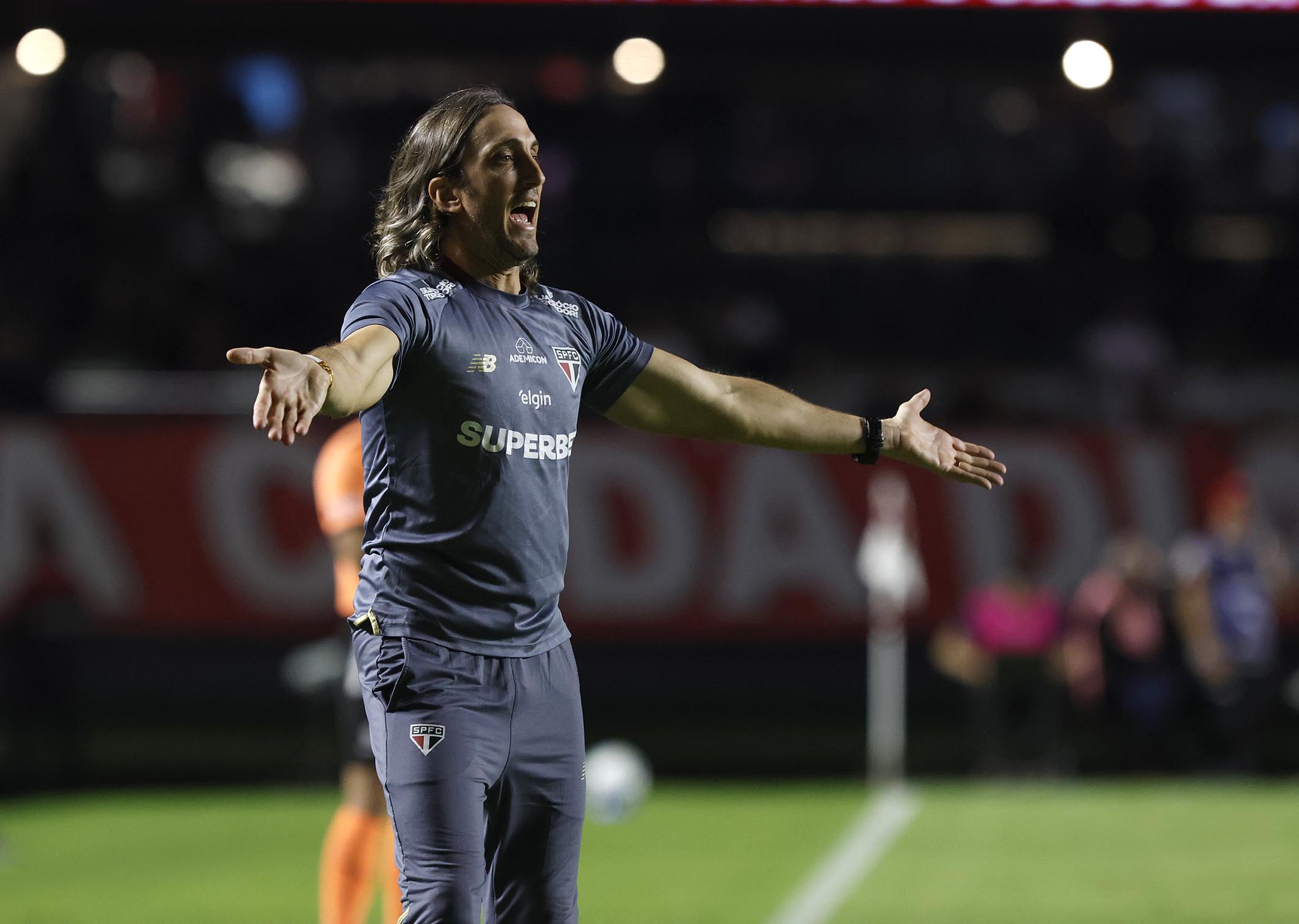 Luis Zubeldía, técnico do São Paulo, no duelo contra o Talleres válido pela 6ª rodada da fase de grupos da Copa Libertadores - Brasileirão