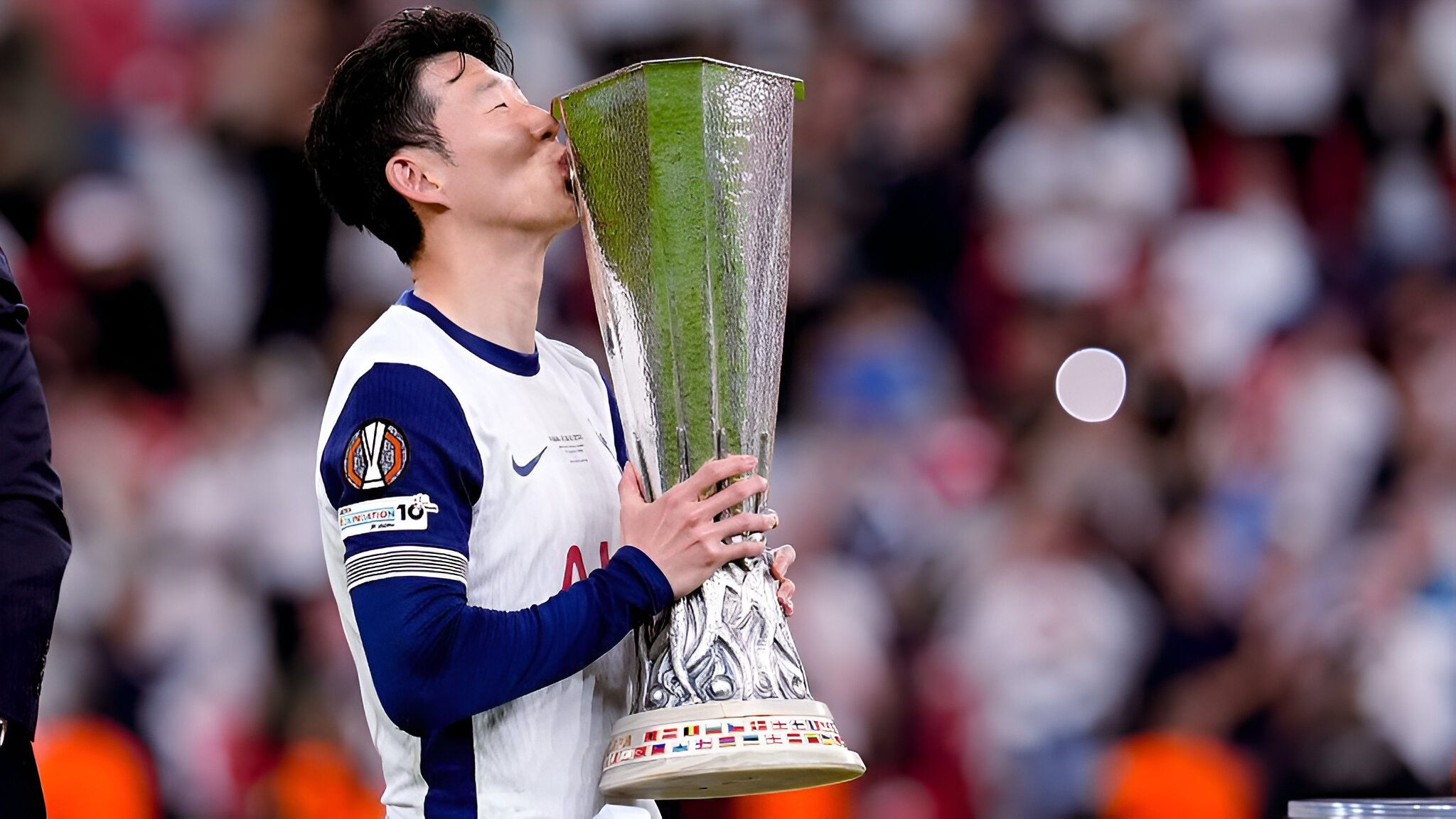 Son Heung-min comemora seu primeiro título em 10 anos vestindo a camisa do Tottenham