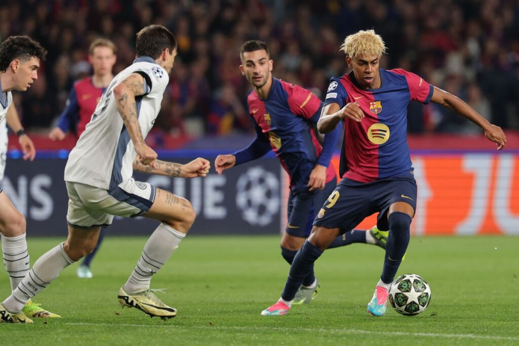 Lamine Yamal em jogo entre Barcelona e Inter de Milão na UEFA Champions League