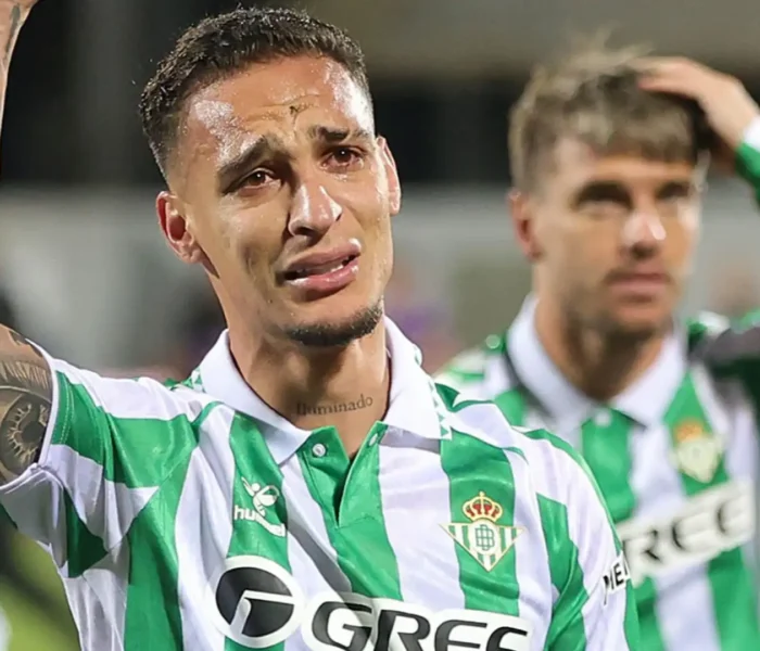 Antony chora após derrota do Betis na final da UEFA Conference League sobre o Chelsea. Manchester United