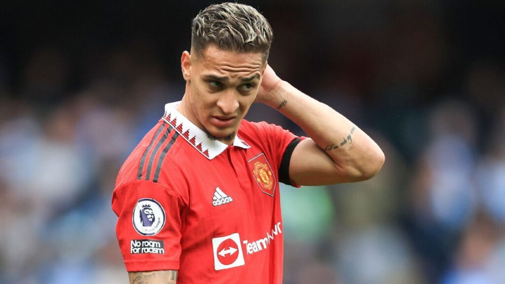Antony em sua passagem sem muito brilho com a camisa do Manchester United