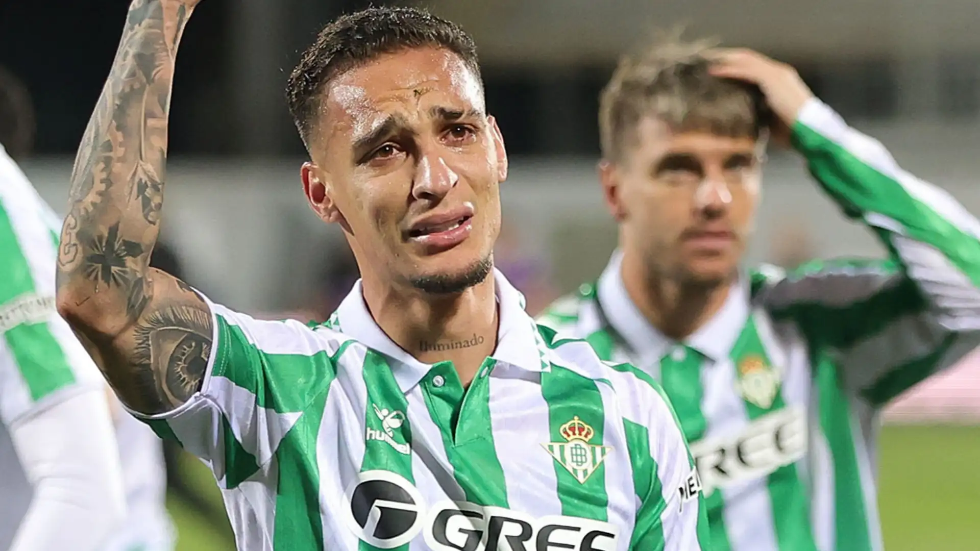 Antony chora após derrota do Betis na final da UEFA Conference League sobre o Chelsea. Manchester United