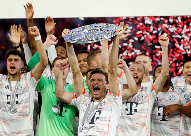 Copa do Mundo de Clubes - Thomas Müller ergue a 'Salva de Prata' da Bundesliga 2024/2025, conquistada pelo Bayern.