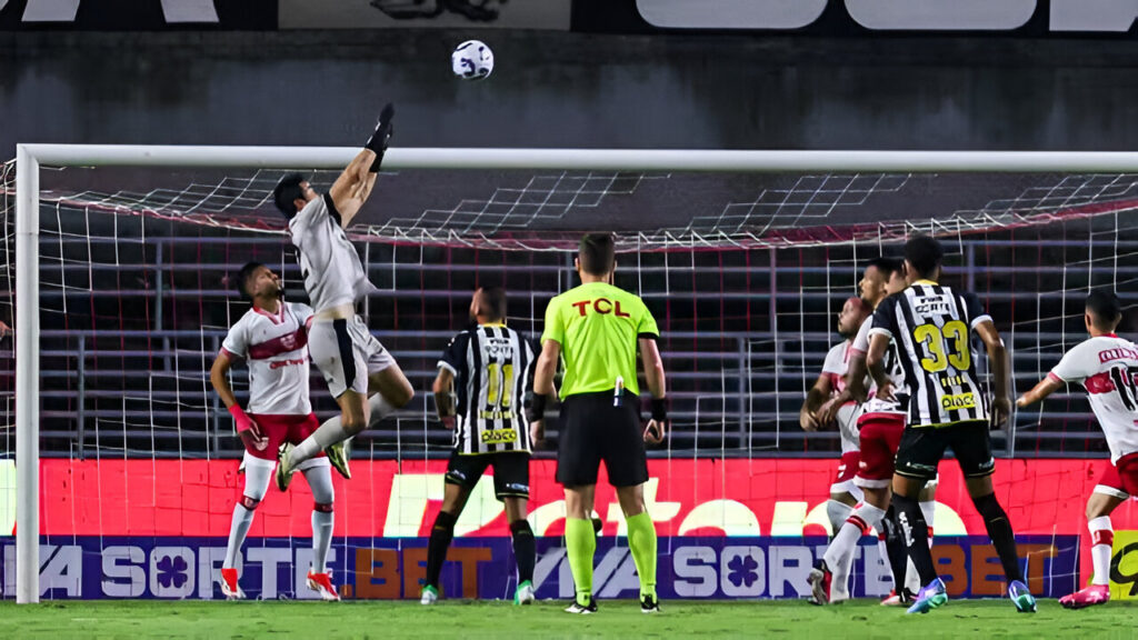 Matheus Albino, do CRB, fez grandes defesas e ajudou a garantir o empate no tempo normal