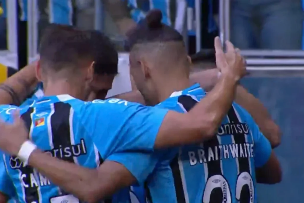 Jogadores do Grêmio comemoram gol da vitória diante do Santos