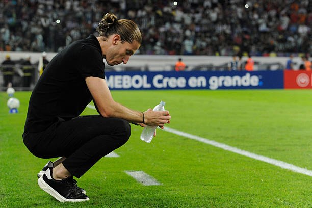 Filipe Luís e o semblante de preocupação na partida de hoje entre Flamengo e Central Córdoba.