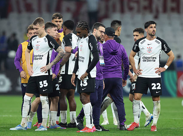 Jogadores do Corinthians cabisbaixos depois de amargarem o empate nesta terça-feira (07), diante do América de Cali, em casa.