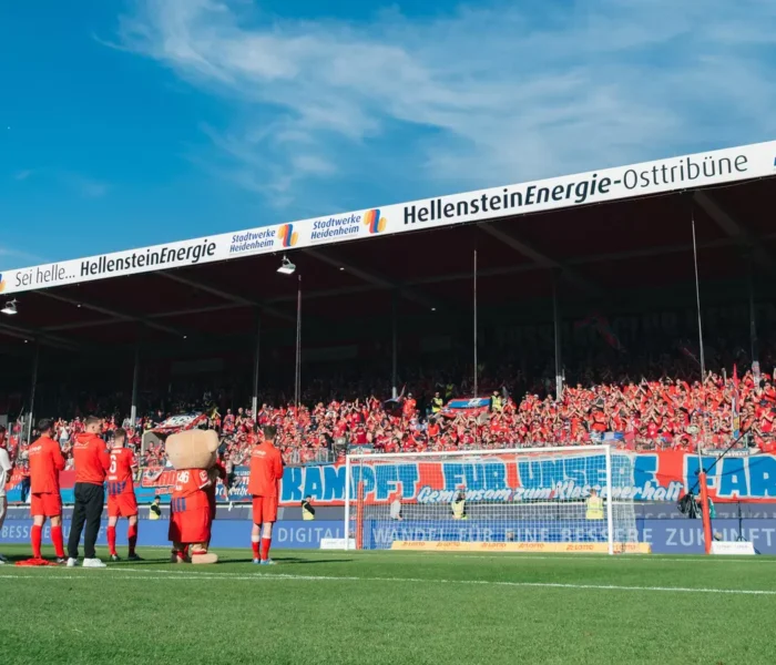 Jogadores do Heidenheim e sua torcida se encontram para um agradecimento pelo apoio.