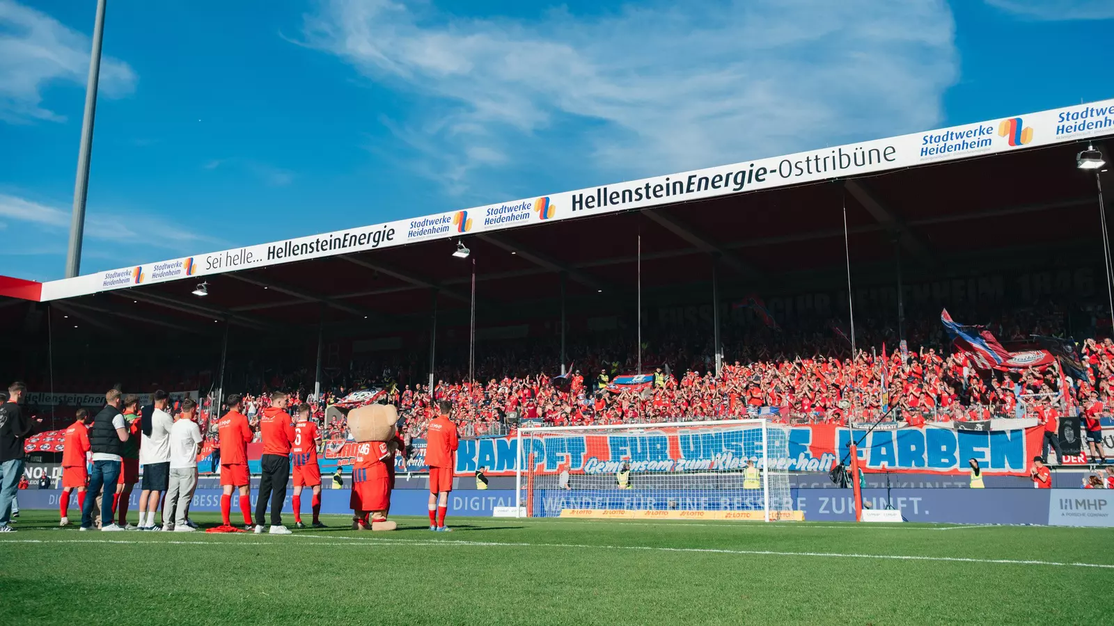 Jogadores do Heidenheim e sua torcida se encontram para um agradecimento pelo apoio.