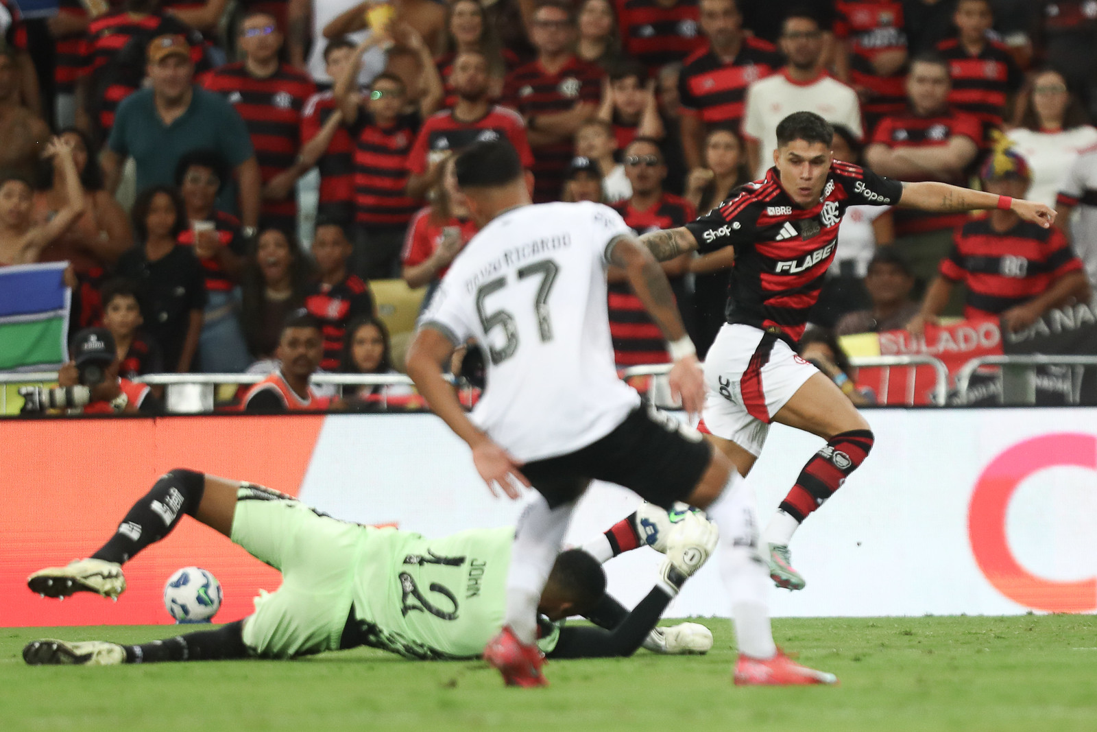 Luiz Araújo não conseguiu repetir a boa atuação da última quinta-feira, assim como o restante de seus companheiros de Flamengo.
