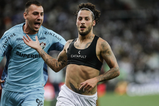 Guga comemora o gol da vitória do Fluminense. Na partida de hoje, o lateral estava substituindo o titular Samuel Xavier, e foi contemplado com o belo gol do triunfo Tricolor. Foto: Lucas Merçon/Fluminense — Reprodução.