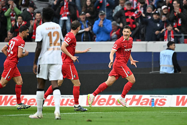 Eggstein comemora o gol Freiburg com seus companheiros. Este foi apenas o segundo gol do ex-Werder Bremen com a camisa dos Breisgau-Brasilianer na Bundesliga.