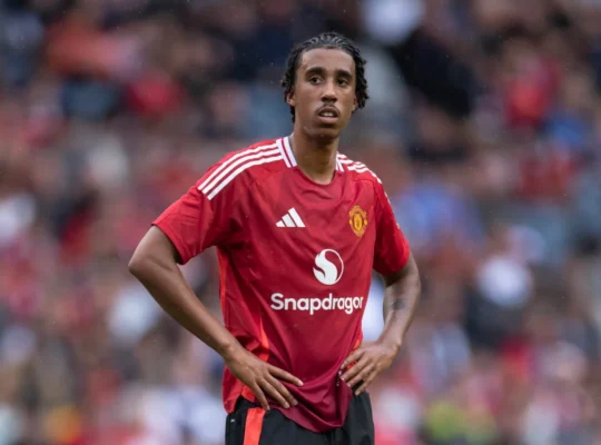 Leny Yoro, Manchester United