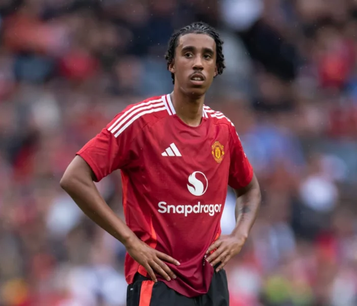 Leny Yoro, Manchester United