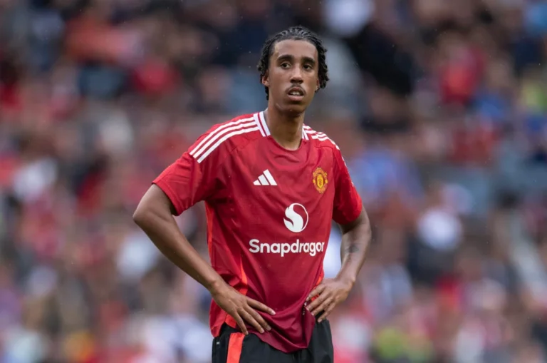 Leny Yoro perde espaço no Manchester United e pode deixar o clube