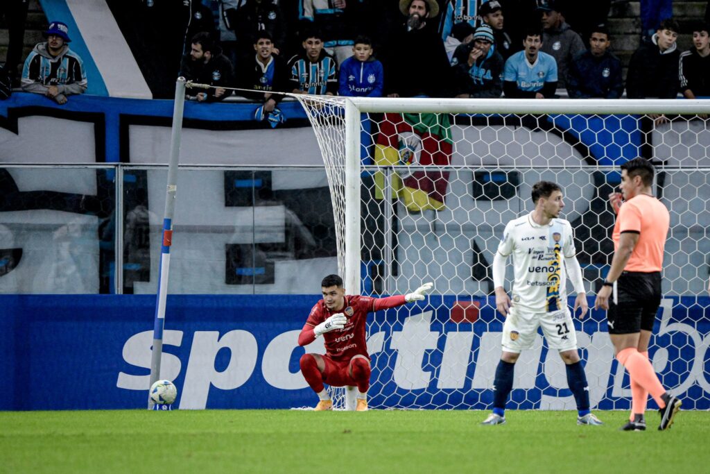 Mongelos, goleiro do Sportivo Luqueño, defendeu pênalti e foi o grande destaque do primeiro tempo