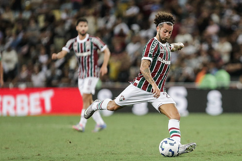 O camisa 23 do Fluminense 'encheu o pé direito' e acertou o canto oposto do goleiro Léo Jardim. Foto: Lucas Merçon/Fluminense —  Reprodução.