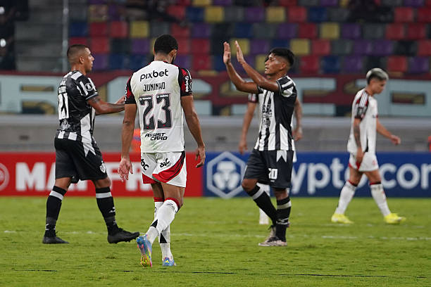 Juninho cabisbaixo com o resultado final da partida. Ao fundo, jogadores do Central Córdoba comemoram o ponto conquistado e seguem na segunda colocação do Grupo C.