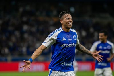 Kaio Jorge comemora seu gol durante partida contra o Vila Nova, pela Copa do Brasil. Esta foi apenas a quarta partida do atacante na competição.