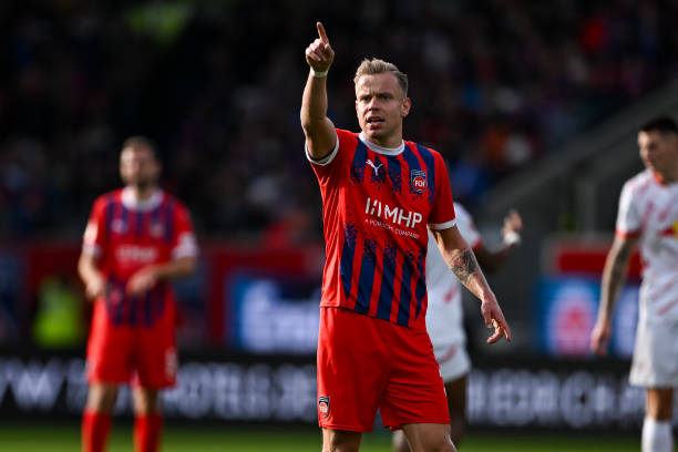 Maloney em ação pelo Heidenheim. O meio campista foi o último do elenco história a deixar a equipe — transferindo-se em janeiro deste ano — e, na época, a fase não era uma das melhores
