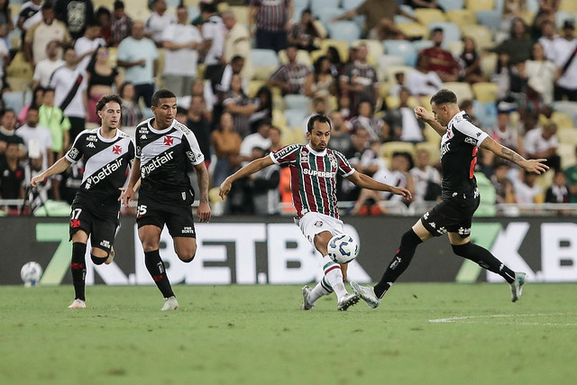Lima participou diretamente na jogada do gol de empate do Tricolor das Laranjeiras. De volta depois de se recuperar de uma contusão, o camisa 45 cabeceou o cruzamento de Guga, que terminou no gol contra de Pablo Vegetti. Foto: Lucas Merçon/Fluminense — Reprodução.