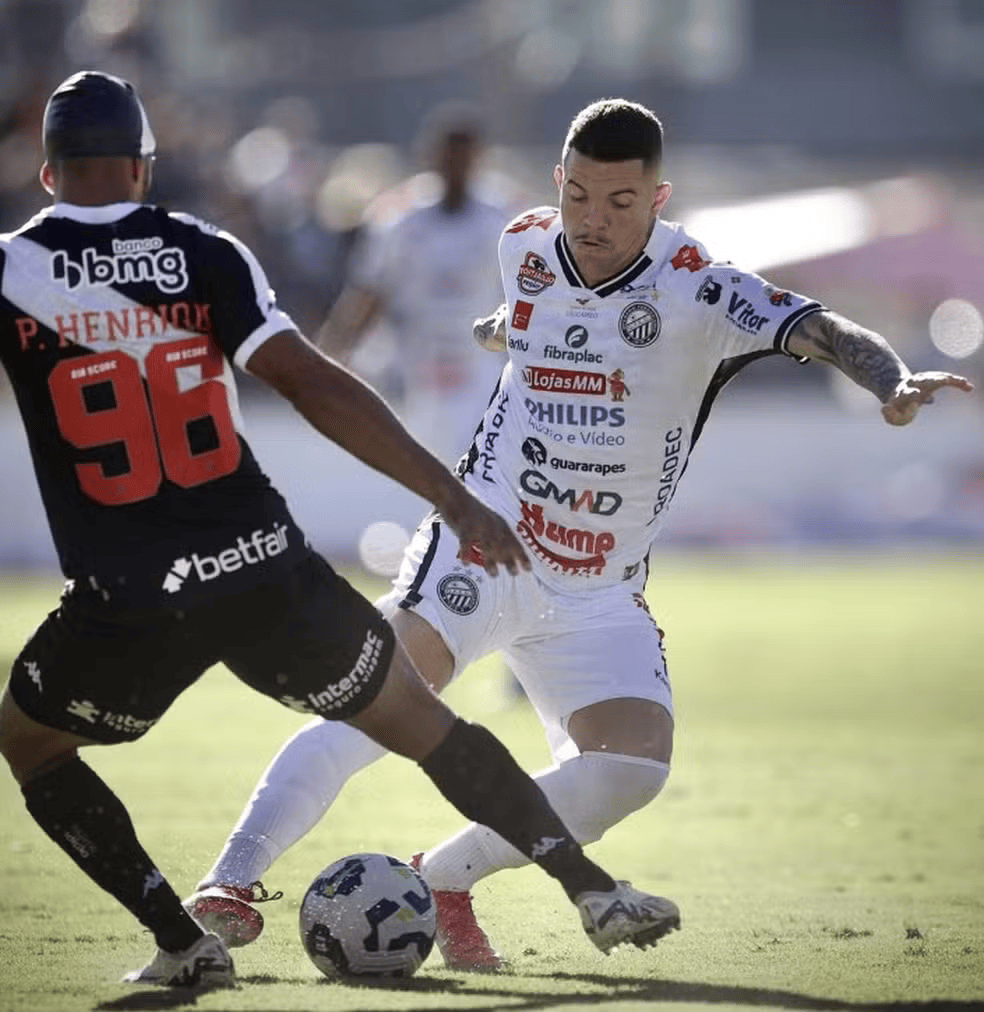 Paulo Henrique e Gabriel Feliciano disputam a bola no setor direito do campo. O gramado, por sinal, apresentou buracos e irregularidades, o que dificultou o nível técnico da partida.