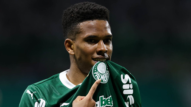 Estevão celebra mais um gol com a camisa do Palmeiras. O jogador a partir do meio do ano será atleta do Chelsea, da Inglaterra.