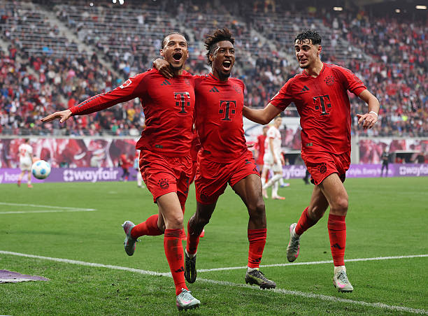 Leroy Sane sai para comemorar o terceiro gol do Bayern, junto de Kingsley Coman e Aleksandar Pavlovic.