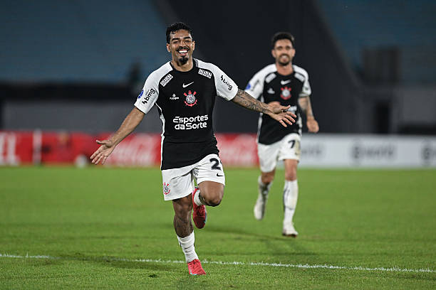 Bidu sai para comemorar o gol, que deu a vitória para o Corinthians. O lateral aproveitou sua chance como titular e foi o destaque do certame.