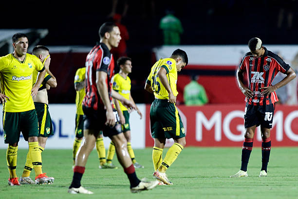 Jogadores de ambas as equipes no Barradão insatisfeitos com o resultado final. O empate não foi bom para nenhum dos times, que seguem fora da zona de classificação e buscam sua primeira vitória no torneio.