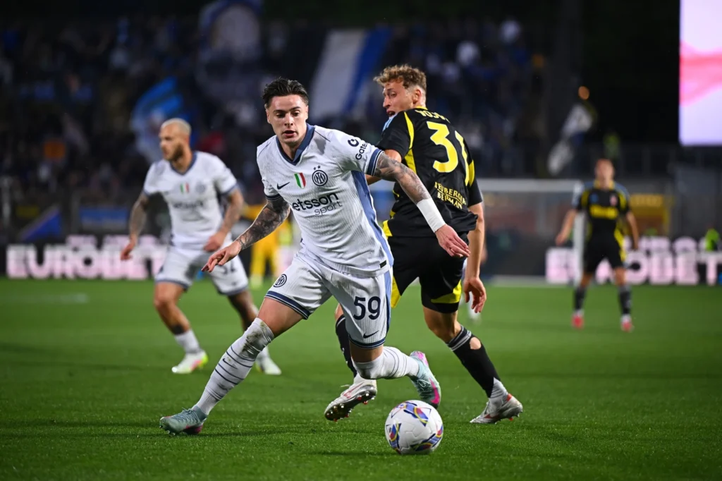 Zalewski foi um dos jogadores mais acionados no primeiro tempo pela Inter de Milão. Foto: Inter de Milão/Site oficial — Reprodução.