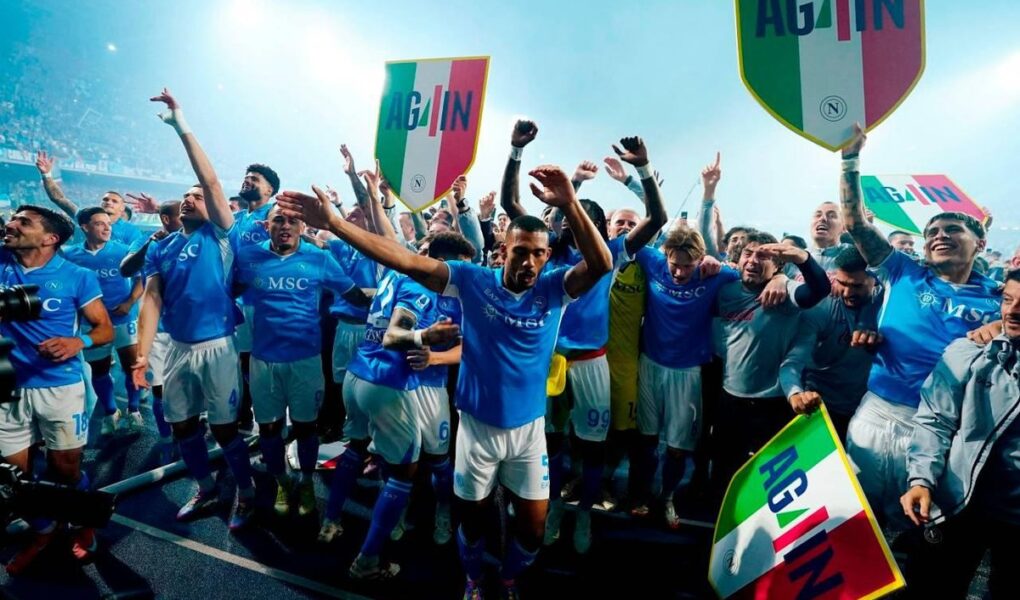 Napoli vence o Cagliari e comemora título da Serie A italiana