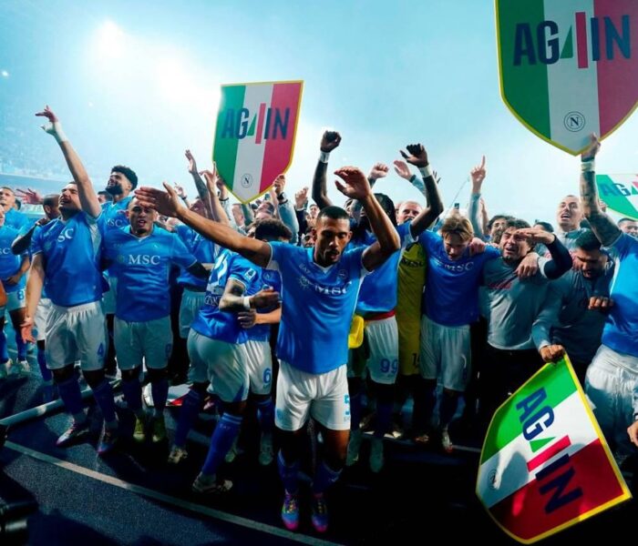 Napoli vence o Cagliari e comemora título da Serie A italiana
