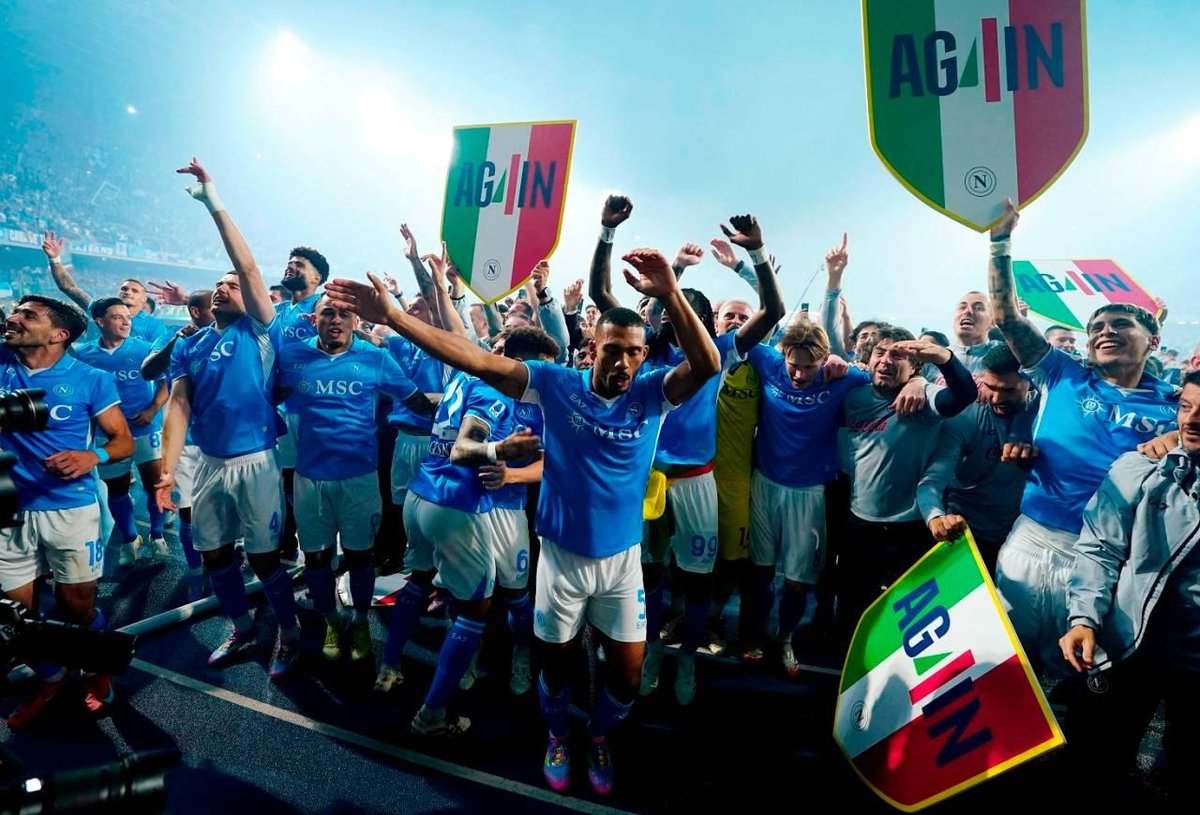 Napoli vence o Cagliari e comemora título da Serie A italiana