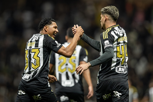 Rubens e Rony comemoram o gol que abriu o placar para o Atlético Mineiro, ambos envolvidos na jogada. Foto: Clube Atlético Mineiro/Flickr — Reprodução.