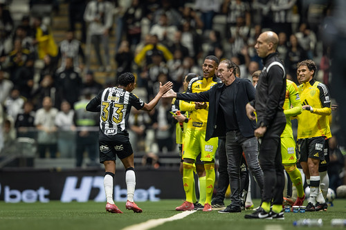 Embora o gol tenha sido dado como contra de Vitão, Rony comemorou o gol com os companheiros de time e com o técnico Cuca. Foto: Clube Atlético Mineiro/Flick — Reprodução.
