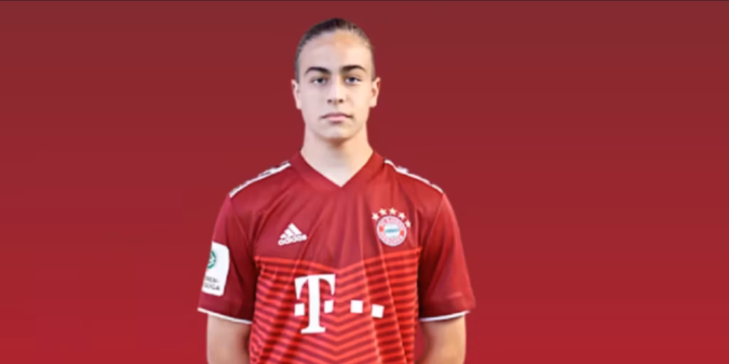 Yildiz posa para a foto com a camisa do Bayern de Munique. Foto: Corriello Dello Sport — Reprodução;
