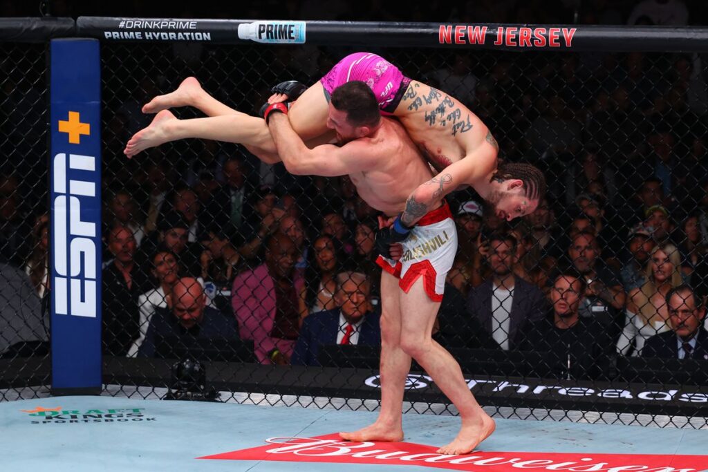 Merab Dvalishvili vence Sean O'Malley novamente e mantém o cinturão peso galo