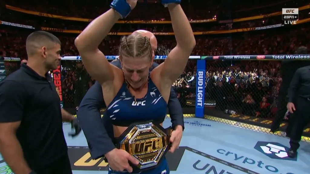 Kayla Harrison vence Julianna Peña no UFC 316 e conquista o cinturão peso galo feminino do Ultimate