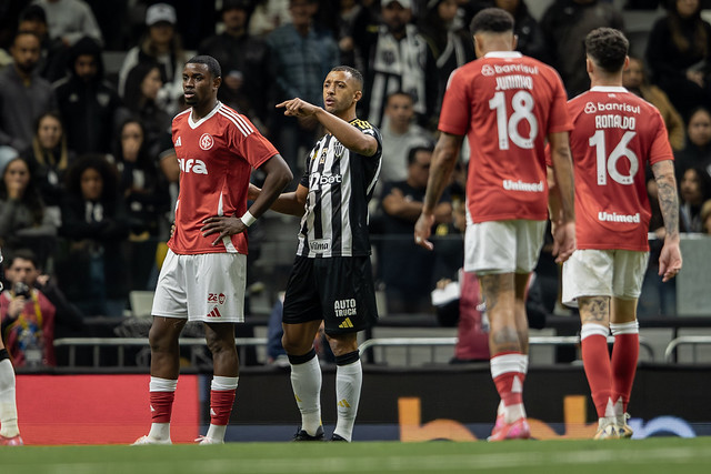 Vitor Hugo orienta seus companheiros no campo de defesa. Foto: Clube Atlético Mineiro/Flickr — Reprodução. 