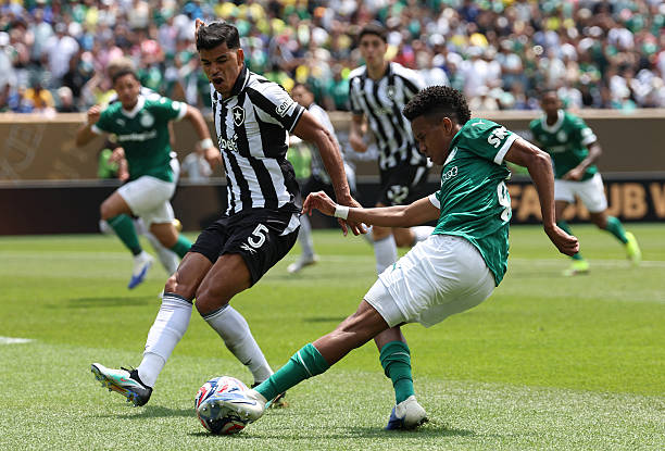 Danilo Barbosa tenta interceptar o cruzamento de Estevão. O camisa 41 foi um dos destaques individuais do primeiro tempo. Foto: Franck Fife/AFP/Getty Images — Reprodução.