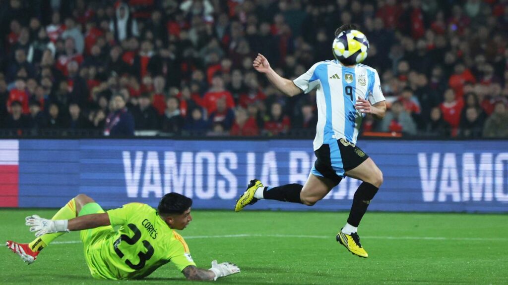 Ao deixar a sua marca, Álvarez chegou ao quarto gol, sendo o segundo artilheiro da Argentina nessas Eliminatórias — atrás somente de Lionel Messi (6). Foto: Reuters — Reprodução.