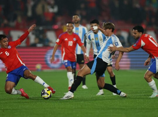 Nico Paz disputa a bola com Vicente Pizarro e Gabriel Suazo. Foto: Reuters — Reprodução.