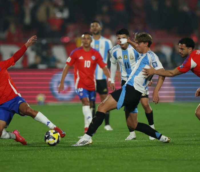 Nico Paz disputa a bola com Vicente Pizarro e Gabriel Suazo. Foto: Reuters — Reprodução.
