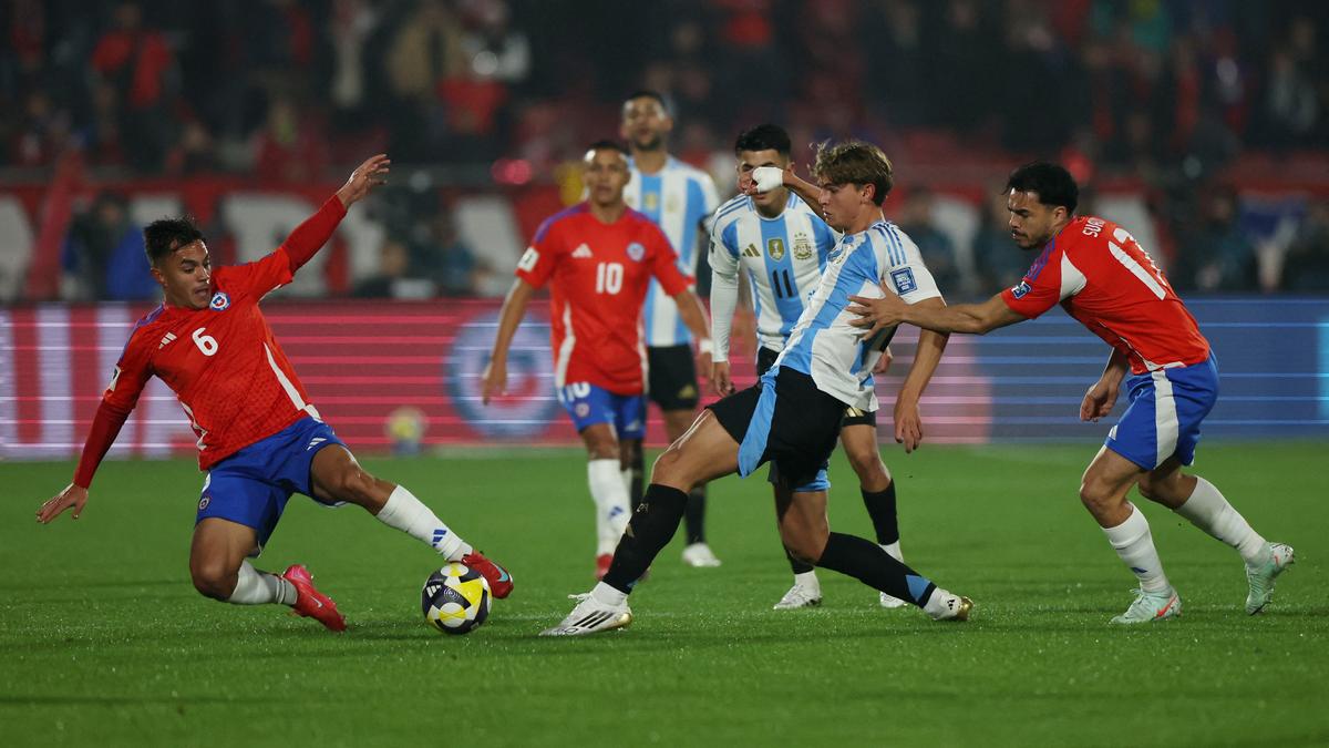 Nico Paz disputa a bola com Vicente Pizarro e Gabriel Suazo. Foto: Reuters — Reprodução.